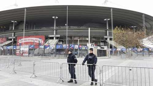 El State de France, uno de los epicentros de los atentados, custodiado por la Policía