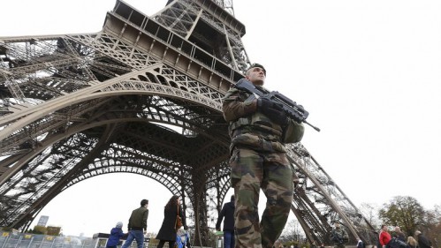 Las autoridades cerraron el acceso del público a la Torre Eiffel