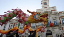 Desfile del Año Nuevo chino a su paso por la Puerta del Sol con destino la Plaza de España