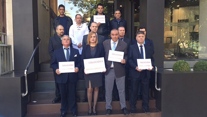 Representantes de SOLUCIONA en la puerta del Diario Sur