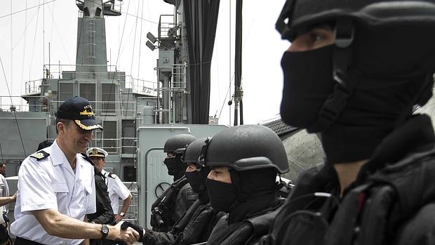 El Rey saluda a militares a borde del buque dee aprovisionamiento de combate «Patiño»