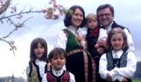 La familia Bodnariu con trajes típicos cuando estaban esperando el quinto bebé