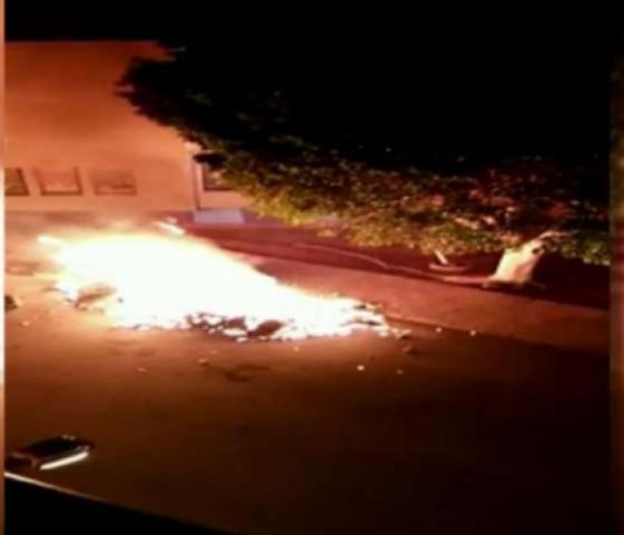 Los agresores lanzaron cócteles molotov contra la Policía
