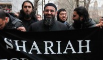 Anjem Choudary (centro), un prominente islamista británico, ha urgido a sus seguidores a abandonar sus trabajos y reclamar los subsidios de desempleo para que puedan disponer de tiempo para la guerra santa. “Nosotros [los musulmanes] tomamos la yizia, que es nuestra. Lo normal es tomar el dinero de los ‘kufar’ [no musulmanes]. Nos dan el dinero. Trabajad, dadnos el dinero. Alá es grande. Tomamos el dinero".