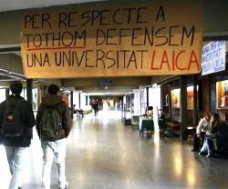 Pancartas de la campaña de 2011 contra la capilla en la Universidad de Barcelona - ahora piden quitar todo el servicio religioso SAFOR