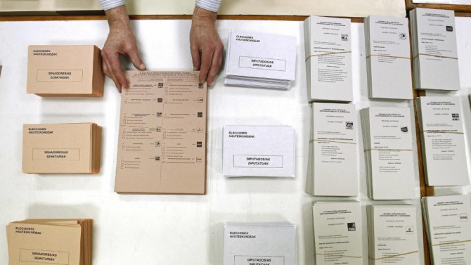 Mesa electoral con papeletas en las elecciones generales de 2011.