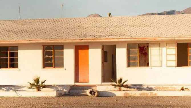 La habitación del motel californiano donde puede verse supuesta sangre esparcida en su interior