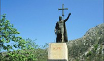 La estatua de Don Pelayo en bronce (1964), preside la explanada de acceso a la basílica de Covadonga, dando las gracias a la Santina “Patrona de Asturias”.
