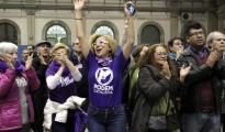 Seguidores de En Comú Podem celebran que los sondeos le adjudican la primera posición en Cataluña en la sede de Barcelona