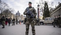 Soldados franceses que patrullan la Avenida de los Campos Elíseos en París