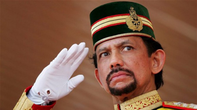 El sultán Hassana Bolkiah de Brunéi prohibió festejar Navidad en exceso para no dañar la fe de los musulmanes.