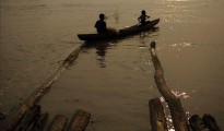 Dos indígenas de la étnia Ticuna navegan en el río Amazonas, cerca del Parque Nacional Natural Amacayacu, conocido como el "Río de las Hamacas", que ocupa gran parte del trapecio amazónico en el extremo sur del departamento del Amazonas (Colombia).