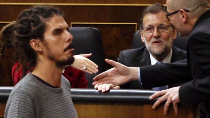 El diputado de Podemos Alberto Rodríguez pasa ante el presidente del Gobierno en funciones, Mariano Rajoy. 