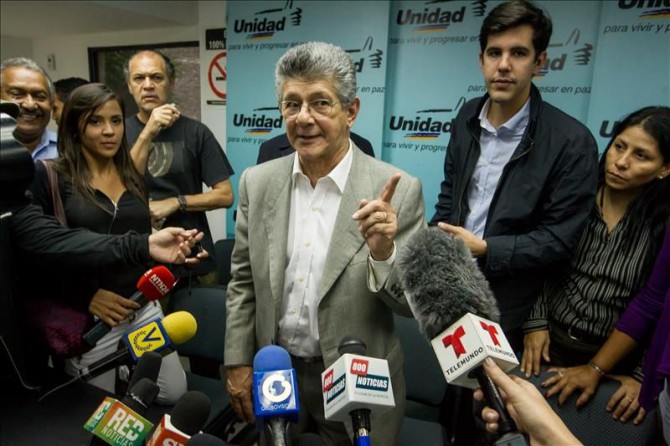 En la imagen, el presidente del Parlamento venezolano, Henry Ramos Allup (c).