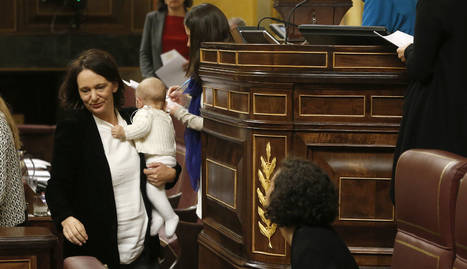 El bebé de Carolina Bescansa, protagonista de la jornada inaugural del Congreso.