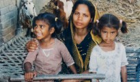 Asia Bibi con dos de sus hijos, antes de ser enviada al corredor de la muerte por 'blasfemia'.