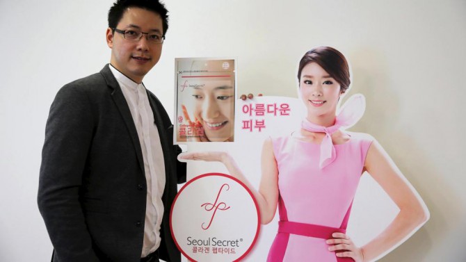 Wattanapak Jinsirivanich, el director en Tailandia de la firma de cosméticos Seoul Secret , posa junto a un anuncio de un producto con colágeno