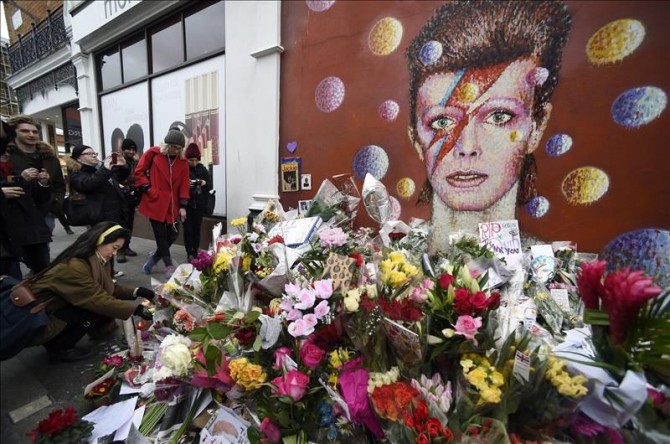Fans del desaparecido cantante británico David Bowie, depositan hoy flores y dibujos en un altar improvisado en su lugar de nacimiento en Brixton, Londres (Reino Unido). 