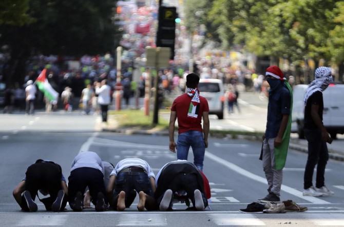 Varios musulmanes rezan en pleno centro de Bruselas