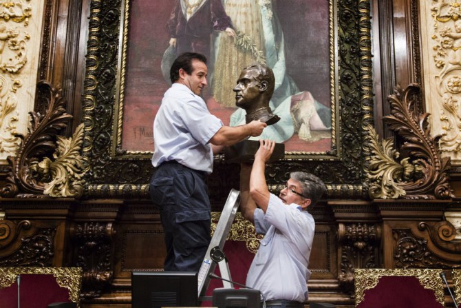 Operarios del Ayuntamiento de Barcelona retiran el busto del Rey