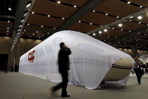 Un vagón del tren de alta velocidad de CAF en una feria International.