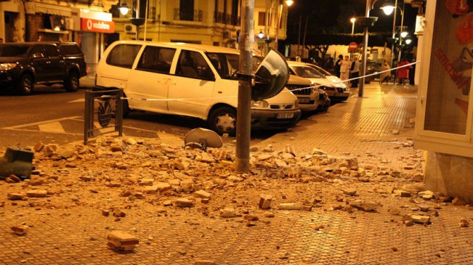 Cascotes de un edificio en una calle de Melilla.