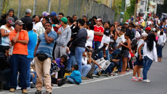 Largas colas en los supermercados venezolanos se registran a diario 