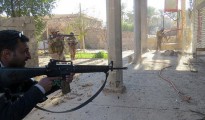 Agentes iraquíes limpian de miembros de Daesh las afueras de Ramadi este domingo