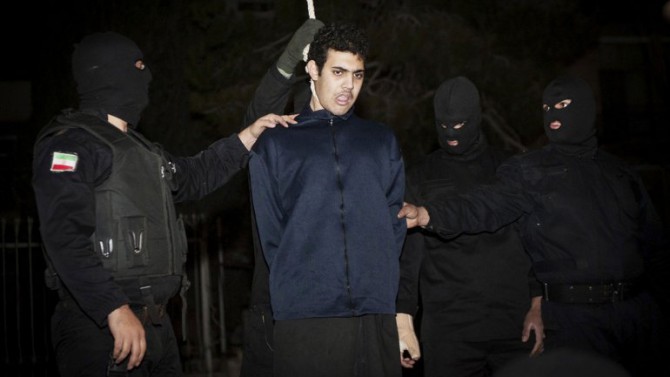 Policías iraníes se preparan colgar a Mohammad Ali Sarvari en Teherán