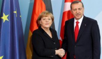En febrero de 2016, el presidente de Turquía, Recep Tayyip Erdogan), amenazó con enviar millones de migrantes a Europa. "Podemos abrir las puertas a Grecia y Turquía en cualquier momento, y poner a los refugiados en autobuses", dijo. En la imagen, con Angela Merkel.