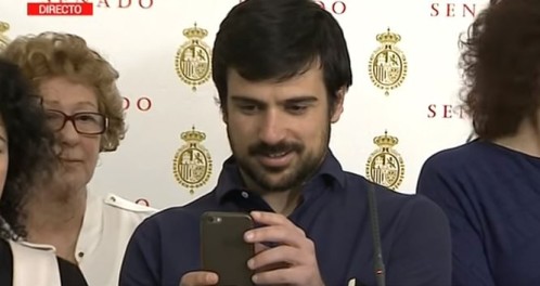 Ramón Espinar, con la sonrisa en la cara, fotografía al periodista al que llamó "subnormal"