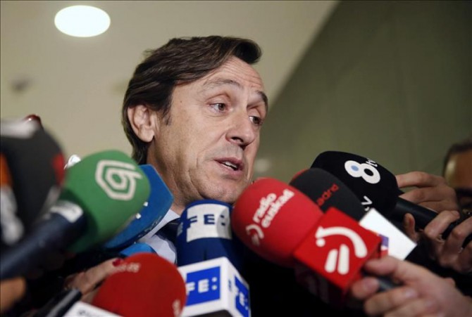 El portavoz del PP en el Congreso, Rafael Hernando, atiende a los medios hoy en el Congreso.