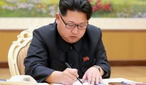 El líder del régimen norcoreano, Kim Jong-un, firma la orden para la prueba nuclear