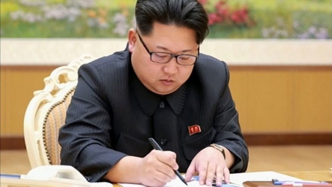 El líder del régimen norcoreano, Kim Jong-un, firma la orden para la prueba nuclear