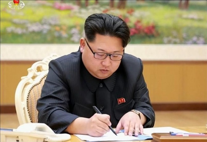 Fotografía sin fecha publicada por la agencia North Korean Central (KCNA) y proporcionada el pasado miércoles por la agencia Yonhap del líder norcoreano Kim Jong-un durante la firma de la orden para la prueba de la bomba de hidrógeno.