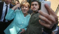 Refugiados musulmanes se toman selfies con Merkel.