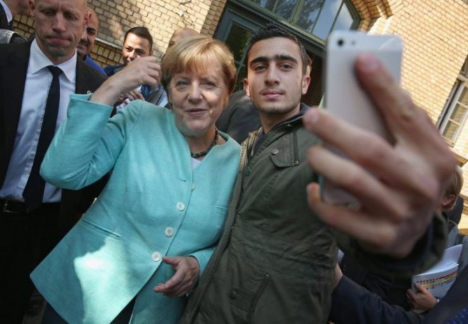 Refugiados musulmanes se toman selfies con Merkel.