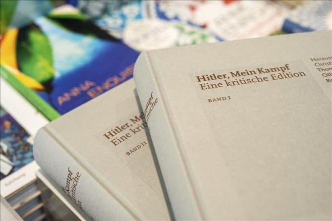Copias de la edición crítica de "Hitler, Mein Kampf" son expuestos sobre una mesa durante una rueda de prensa en Múnich (Alemania).