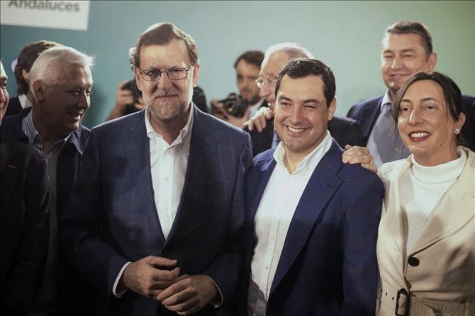 El presidente del Gobierno, Mariano Rajoy (2i), junto al presidente del PP andaluz, Juanma Moreno (2d), momentos antes de presidir hoy la Junta Directiva del PP de Córdoba tras su renuncia a ser el primer candidato en intentar formar Gobierno. 