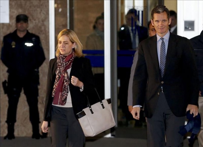 La infanta Cristina y su esposo, Iñaki Urdangarín (d), a su salida de la sala del juicio del caso Nóos.