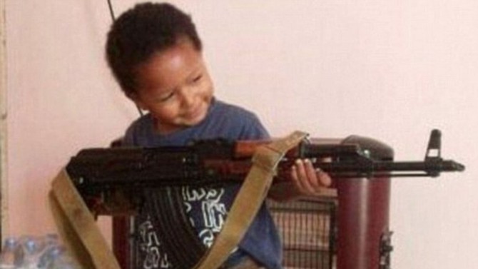 La escalofriante imagen de Isa portando un rifle AK-47, con tan solo cuatro años, publicada por su madre en Twitter