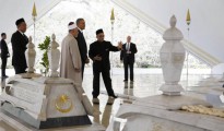 Obama durante su visita a una mezquita en Kuala Lumpur