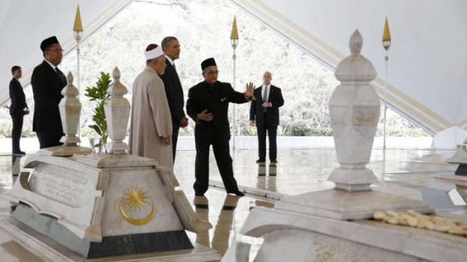 Obama durante su visita a una mezquita en Kuala Lumpur