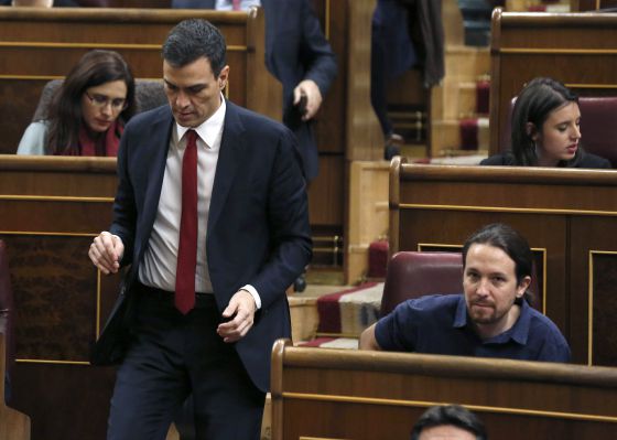 Pedro Sánchez pasa junto a Pablo Iglesias en el Congreso.