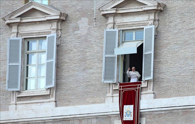 El papa Francisco durante el tradicional rezo del Angelus desde el balcón de la plaza de San Pedro, en el Vaticano.