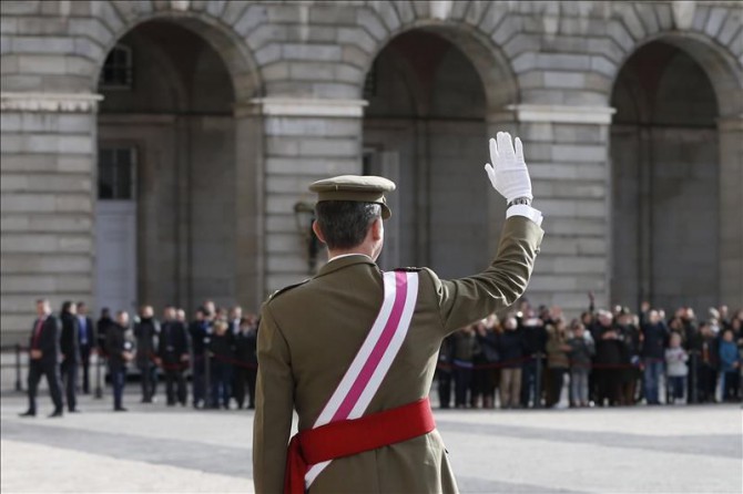 El Rey saluda a su llegada al Palacio Real donde ha presidido la celebración de la Pascua Militar. 