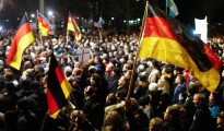 Patriotas alemanes protestan contra la globalización.