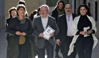El secretario general de Podemos en la Comunitat Valenciana y portavoz parlamentario Les Corts, Antonio Montiel (centro), acompañado por otros miembros de la formación se dirige a la rueda de prensa en la que ha respondido a las preguntas sobre la diputada Covadonga