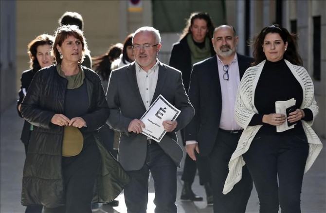 El secretario general de Podemos en la Comunitat Valenciana y portavoz parlamentario Les Corts, Antonio Montiel (centro), acompañado por otros miembros de la formación se dirige a la rueda de prensa en la que ha respondido a las preguntas sobre la diputada Covadonga