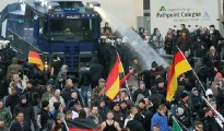 La Policía disuelve con cañones de agua la manifestación convocada por Pegida en Colonia